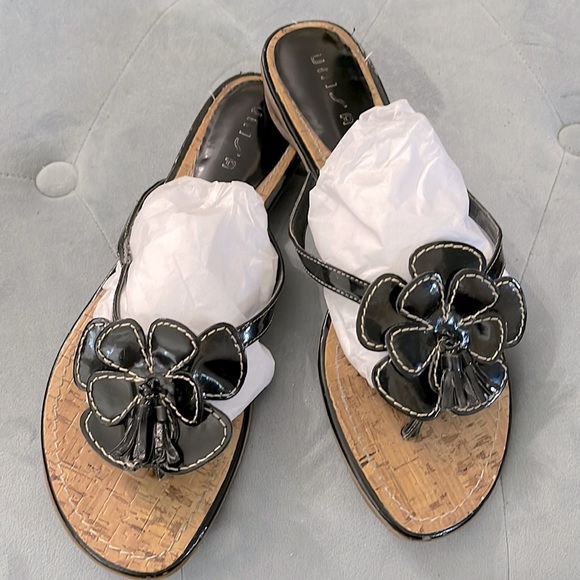 Black Floral Sandals ~ 8.5M - Picture 2 of 6